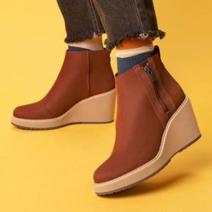 NWT Tom’s Raven boots